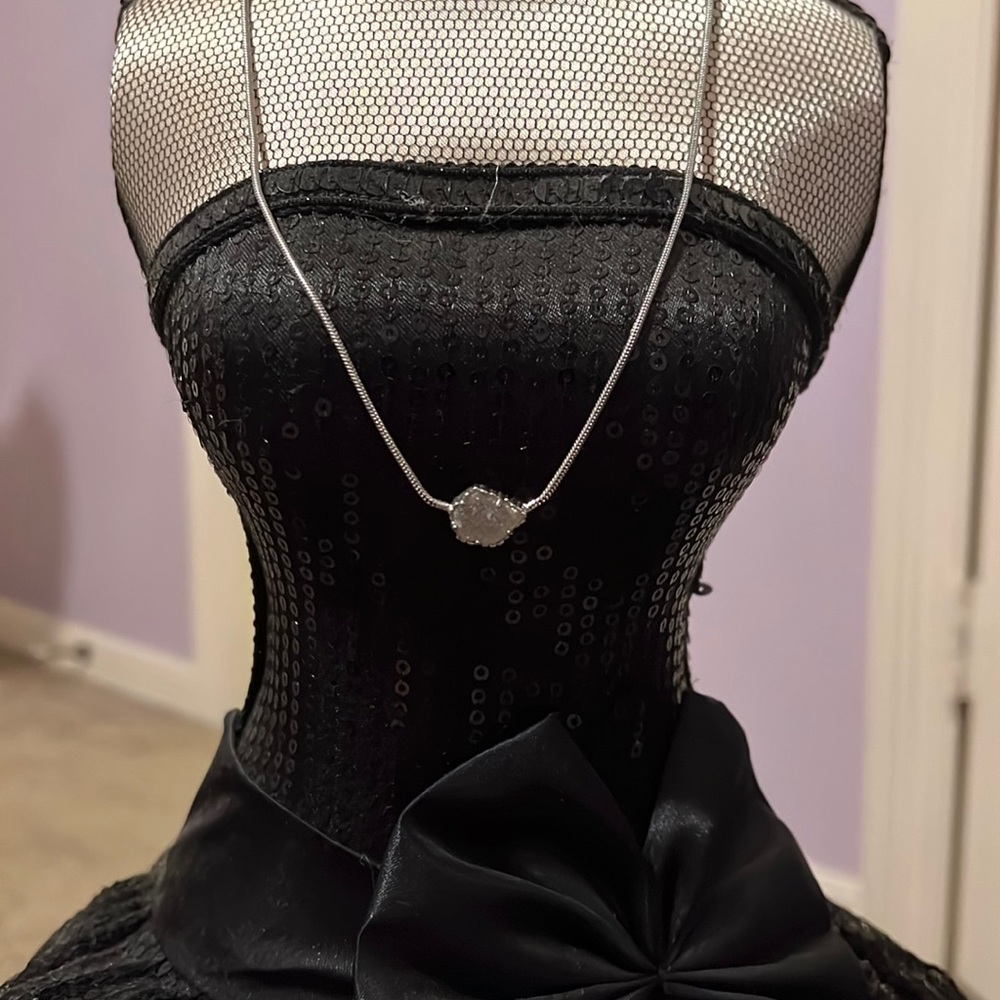 Kendra Scott necklace
